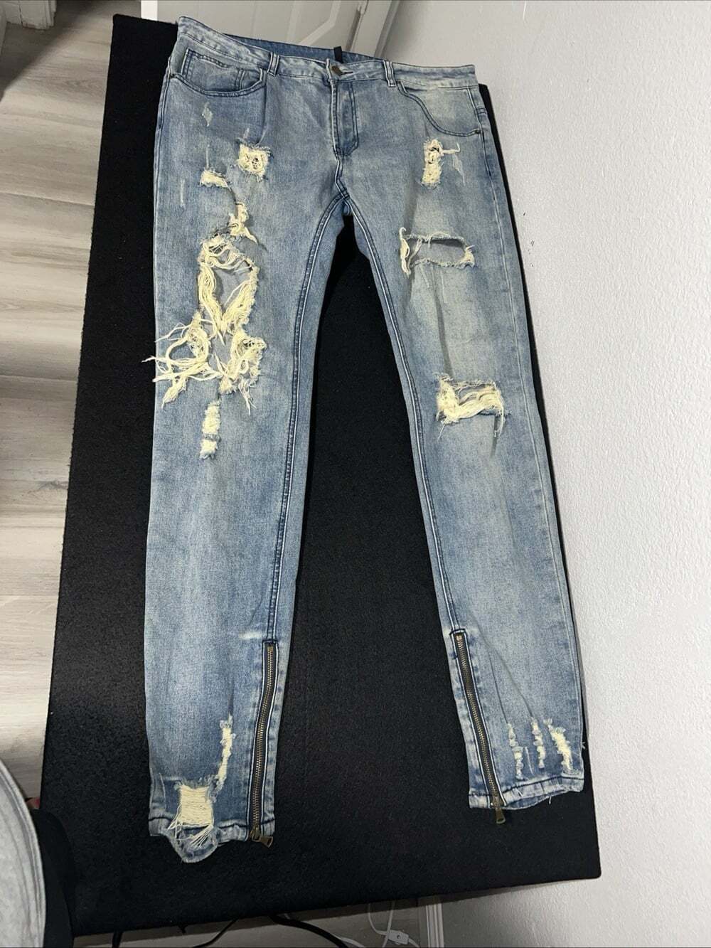 Young & Reckless Acid Wash Jeans Distressed Holes Mens Sz 34x33 Zippered Leg